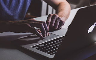 我们是冠军！🏆诺伊尔以队长身份捧起德超杯，全队欢呼庆祝